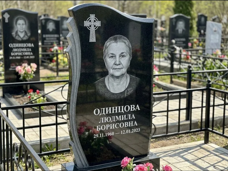 Памятник из чёрного гранита — стела с портретным овалом с кельтским крестом, работа «Савельева» в Тюмени