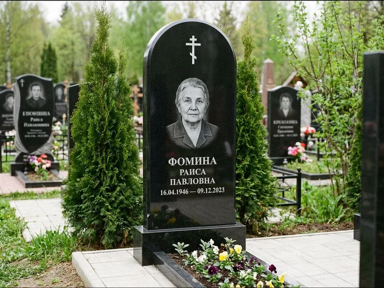 Памятник из чёрного гранита — вертикальная стела с латинским крестом, работа «Некрасова» в Тюмени