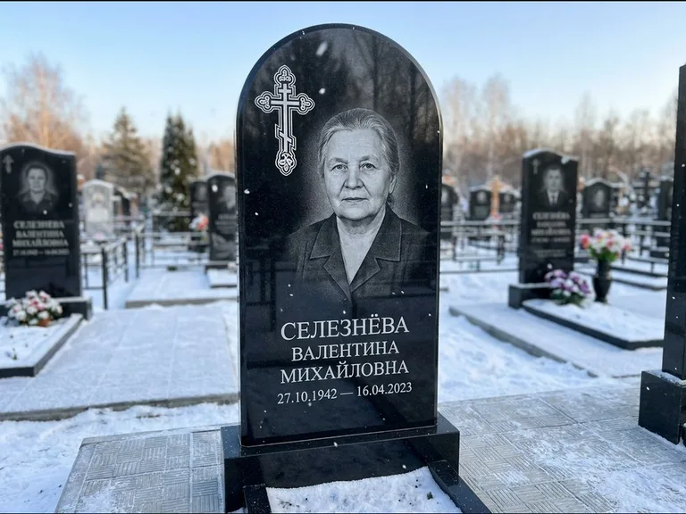 Памятник из чёрного гранита — массивная стела с крестом в лучах с крестом в лучах, работа «Одинцова» в Тюмени