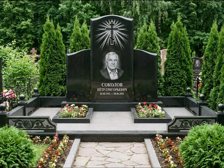 Памятник из чёрного гранита — низкая стела с крестом сбоку с золочёным крестом, работа «Верещагин» в Тюмени