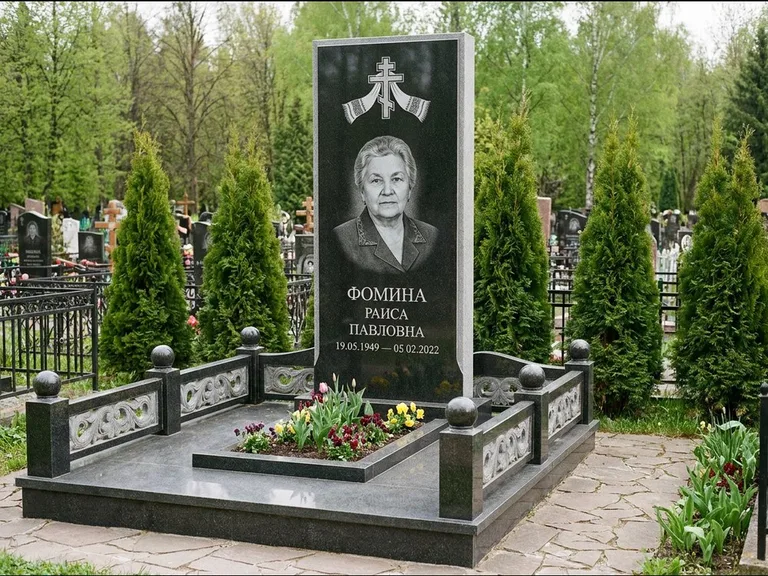 Памятник из чёрного гранита — семейный мемориал с ажурным резным крестом, работа «Мельникова» в Тюмени