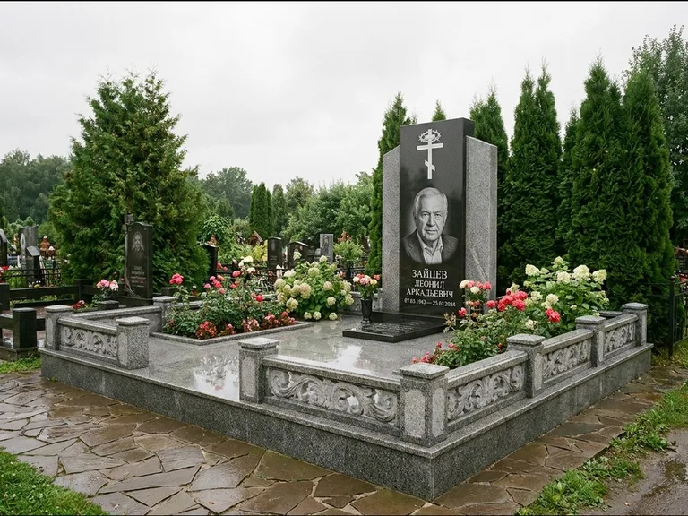 Памятник из чёрного гранита — стела с двумя портретами с крестом с рушником, работа «Богданов» в Тюмени