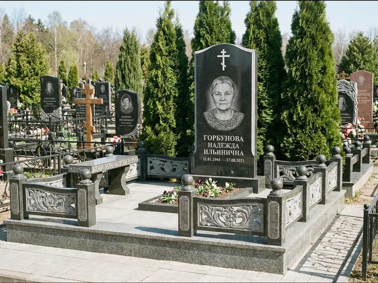 Памятник из чёрного гранита — стела с золочёным крестом с крестом с терновым венцом, работа «Селезнёва» в Тюмени