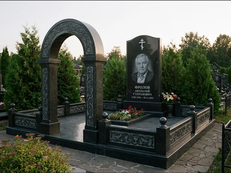 Памятник из чёрного гранита — высокая стела с процветшим крестом с православным восьмиконечным крестом, работа «Панкратов» в Тюмени
