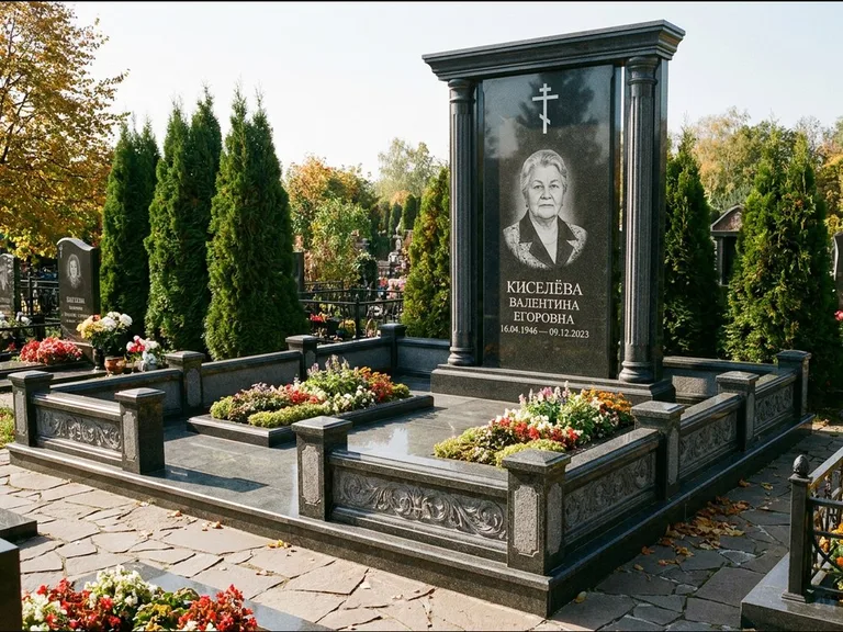 Памятник из чёрного гранита — стела с кельтским крестом с латинским крестом, работа «Ерофеева» в Тюмени