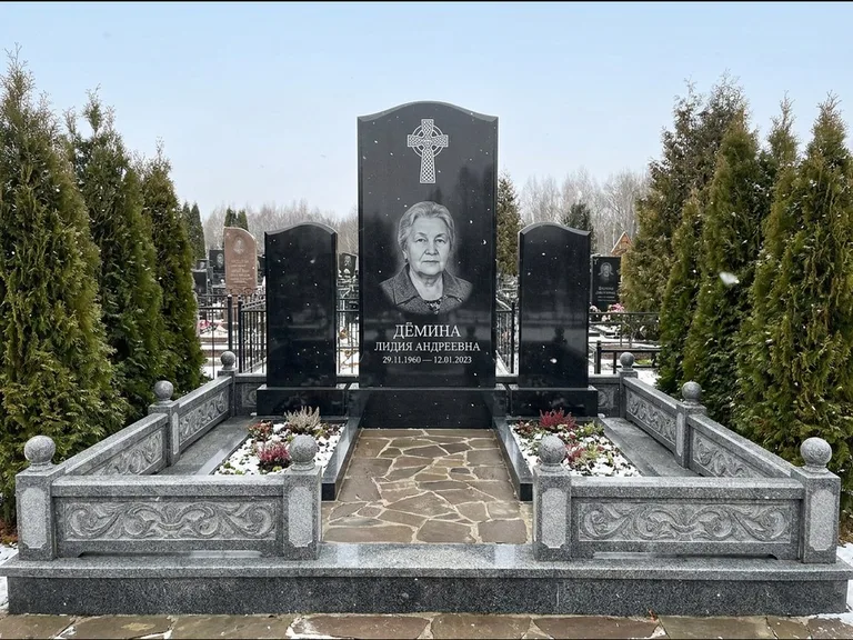 Памятник из чёрного гранита — стела с крестом и ветвью с кельтским крестом, работа «Лаврентьева» в Тюмени