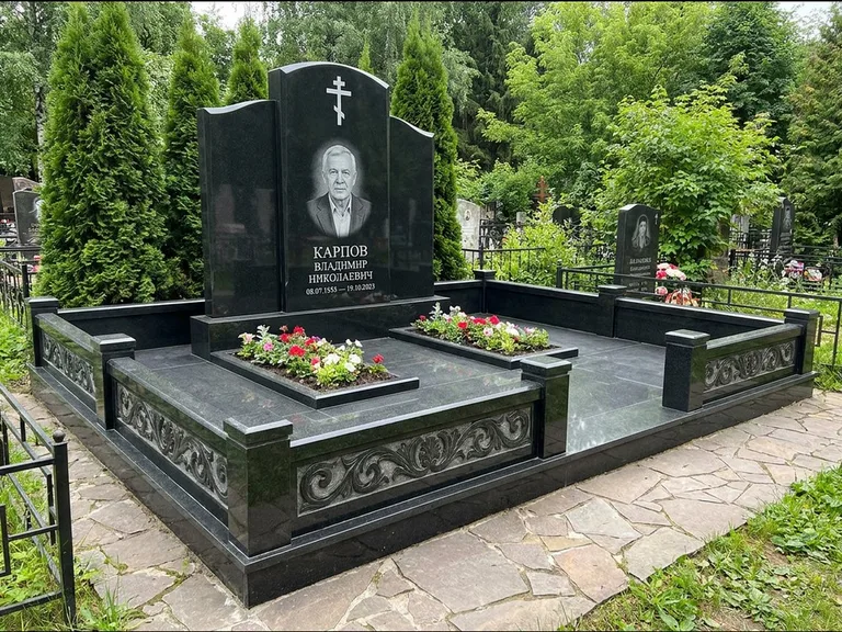 Памятник из чёрного гранита — двойная семейная стела с крестом на Голгофе, работа «Тихонов» в Тюмени