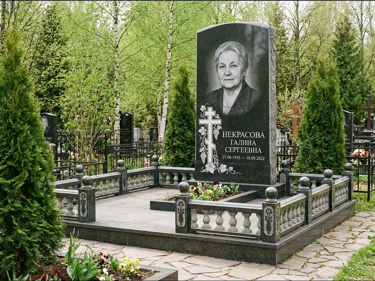 Памятник из чёрного гранита — стела с крестом и книгой с крестом с распятием, работа «Савельева» в Тюмени