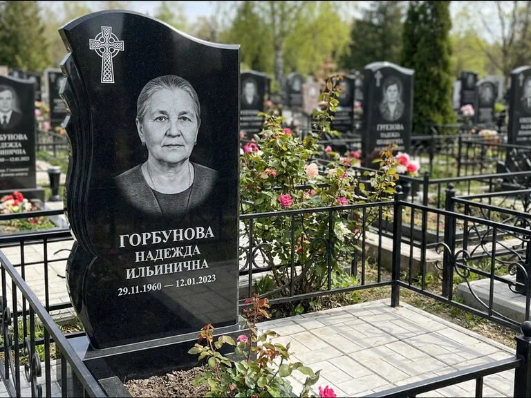 Памятник из чёрного гранита — высокий обелиск с кельтским крестом, работа «Одинцова» в Тюмени