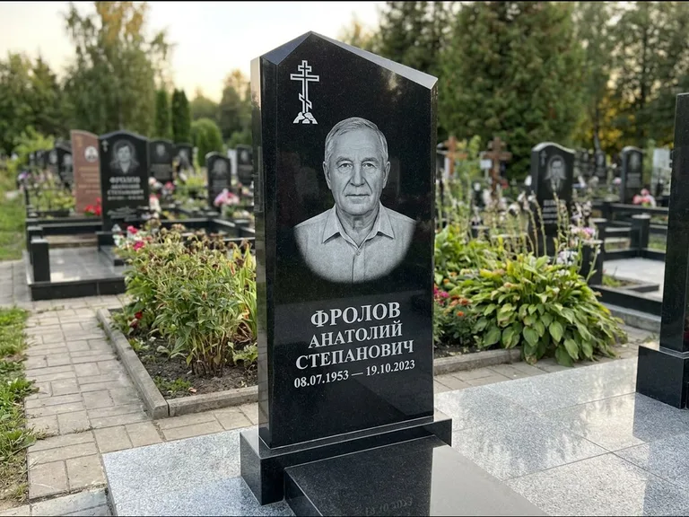 Памятник из чёрного гранита — стела со столиком и скамьёй с крестом на Голгофе, работа «Верещагин» в Тюмени