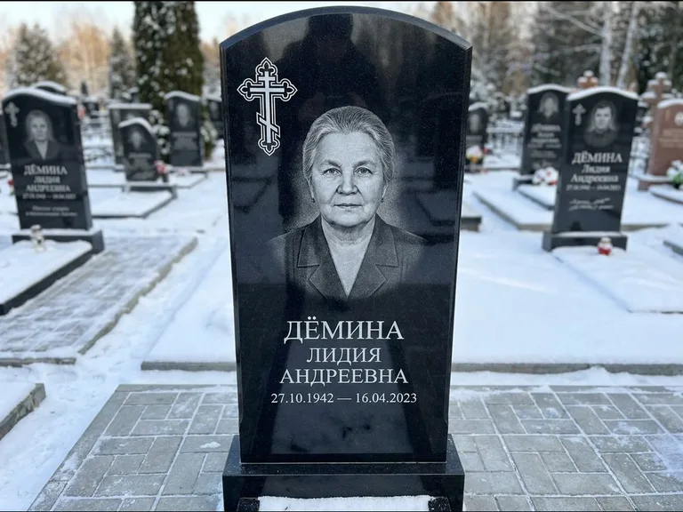 Памятник из чёрного гранита — стела домиком с крестом в лучах, работа «Селезнёва» в Тюмени