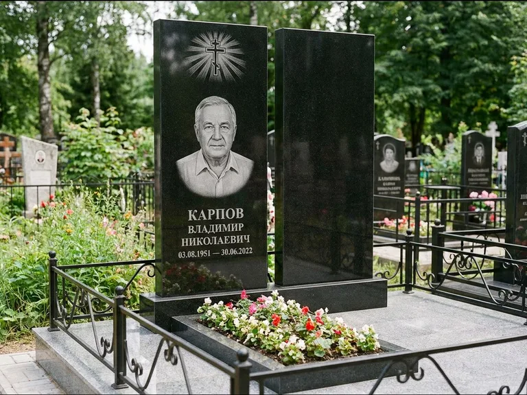 Памятник из чёрного гранита — ступенчатая стела с золочёным крестом, работа «Панкратов» в Тюмени