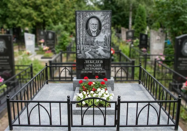Памятник с гравировкой берёзовой рощи, портретом и надписью в Тюмени