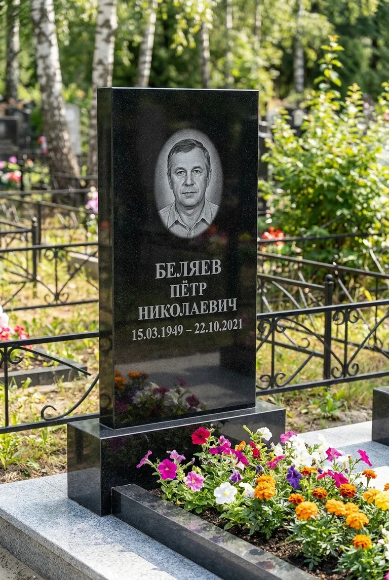 Вертикальный чёрный гранитный памятник под ключ с цветником в Тюмени