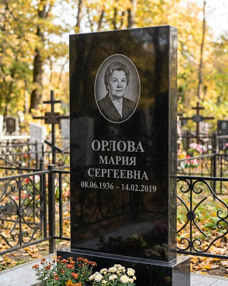 Вертикальный серый гранитный памятник под ключ, осень в Тюмени