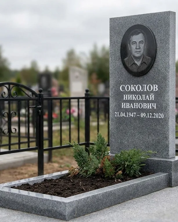 Чёрный памятник под ключ на гранитном цоколе в Тюмени