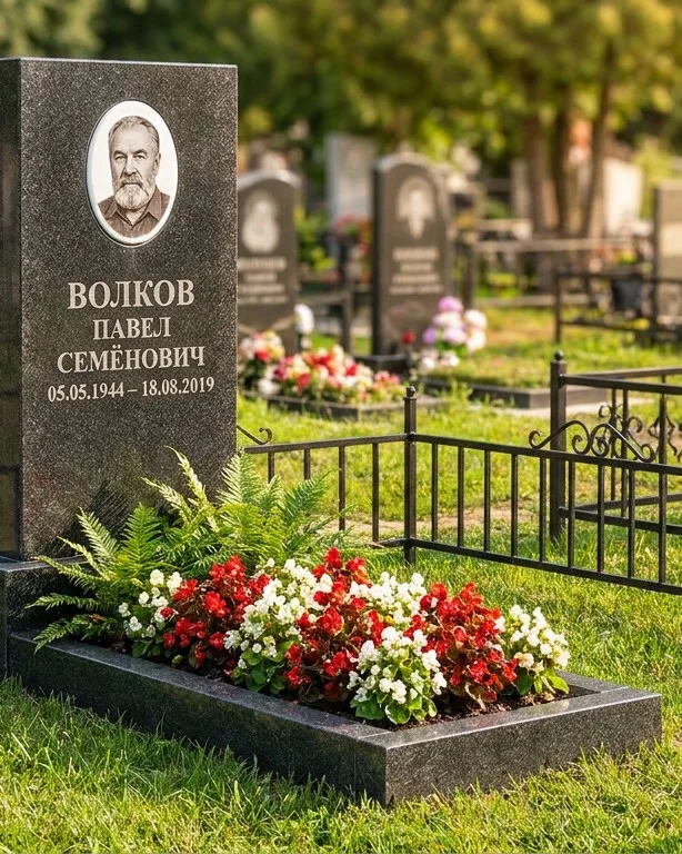 Тёмно-серый памятник под ключ с художественной гравировкой в Тюмени