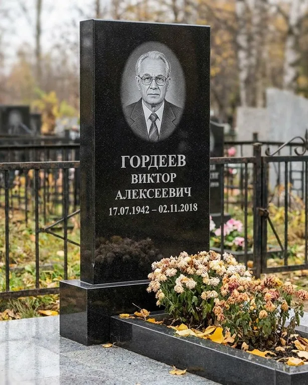 Памятник под ключ с гранитным цоколем и плиткой в Тюмени