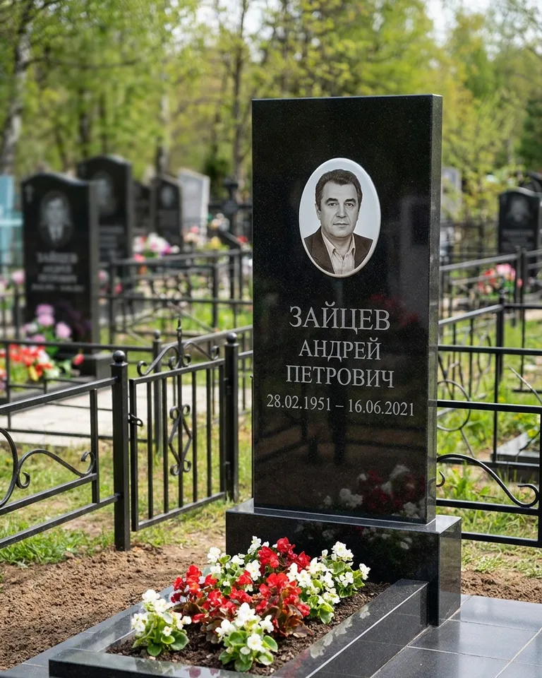 Памятник под ключ с гранитной вазой и цветами в Тюмени