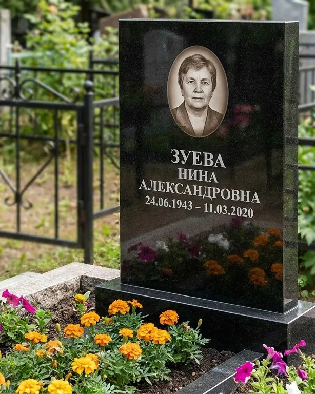 Горизонтальный чёрный гранитный памятник под ключ в Тюмени