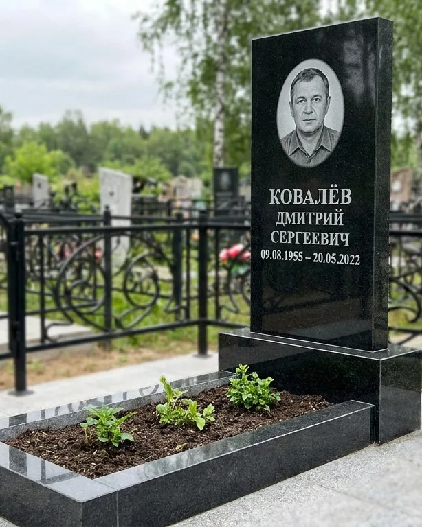 Горизонтальный серый памятник под ключ, осень в Тюмени