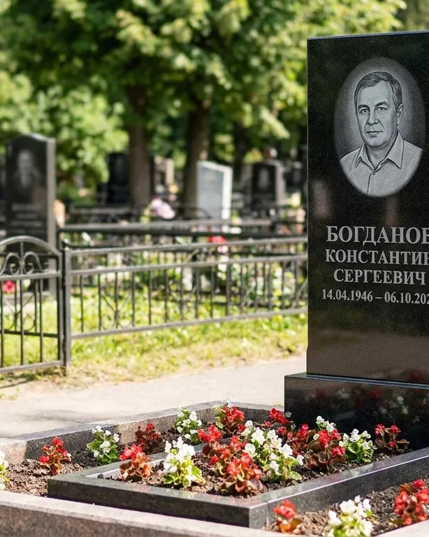 Низкий горизонтальный памятник под ключ с цветником в Тюмени
