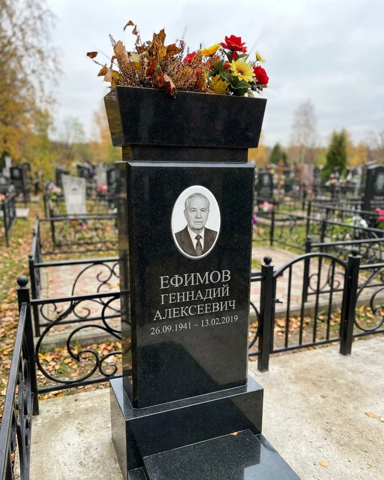 Двойной семейный памятник под ключ с портретами в Тюмени