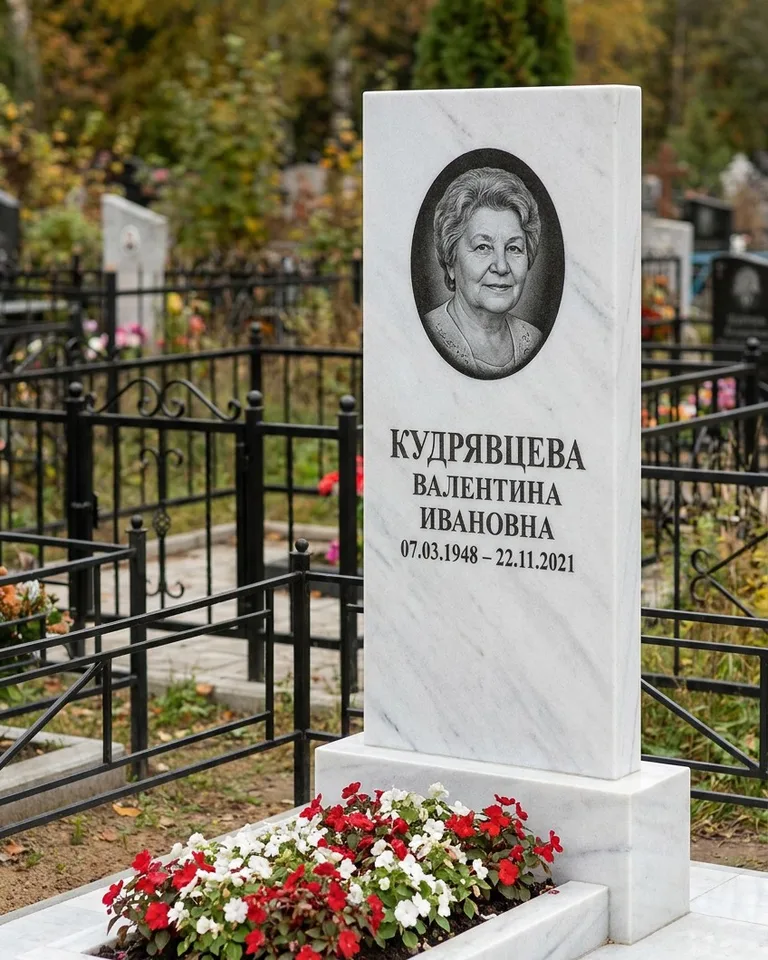 Двойной памятник под ключ с цоколем и плиткой в Тюмени