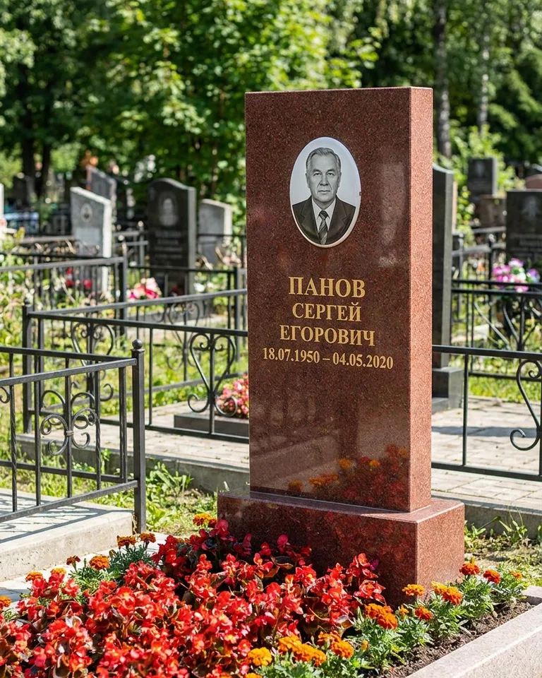 Двойной серый памятник под ключ с вазой в Тюмени