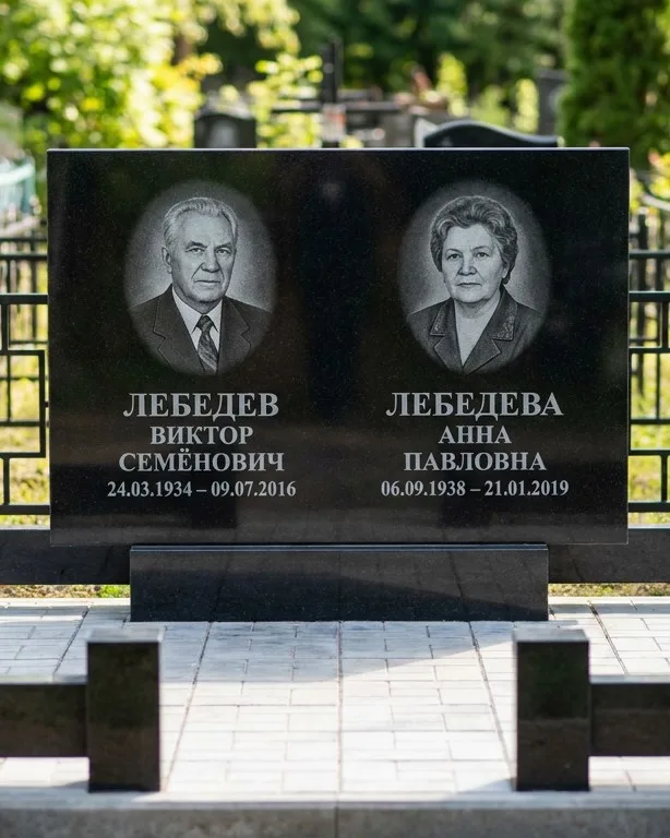 Памятник под ключ из красного гранита в Тюмени
