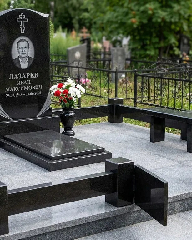 Памятник под ключ зимой с венком в Тюмени