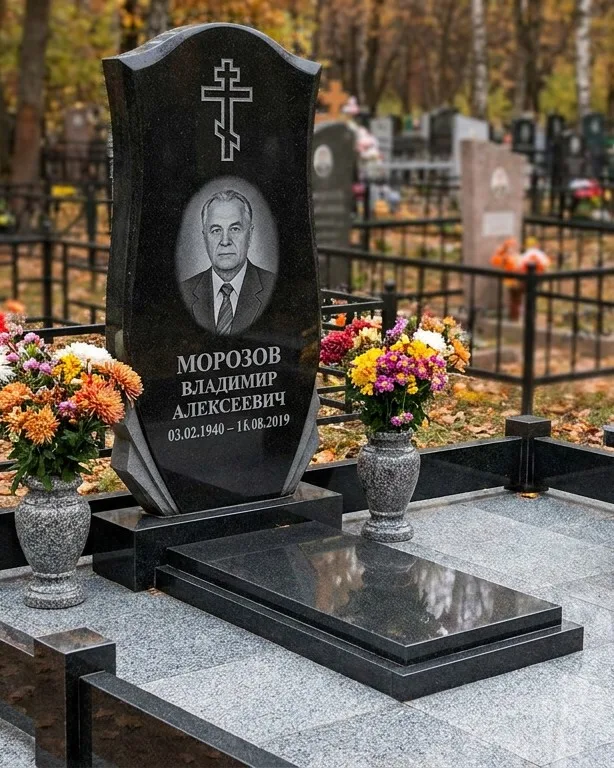 Памятник под ключ со скамьёй и мощением в Тюмени