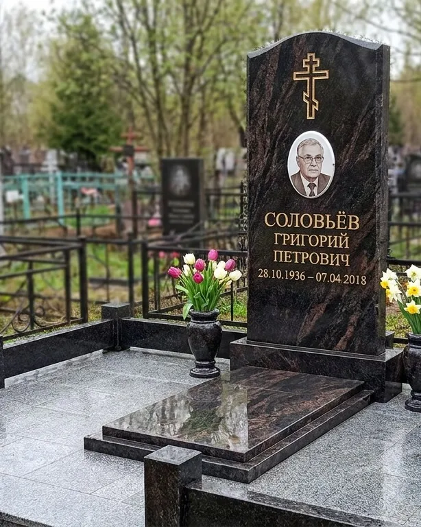 Памятник под ключ с гранитным цоколем и вазой, осень в Тюмени