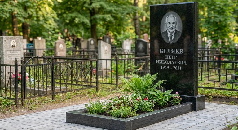 Памятник под ключ в Тюмени — гранитная стела с цветником и благоустройством, установлен под ключ