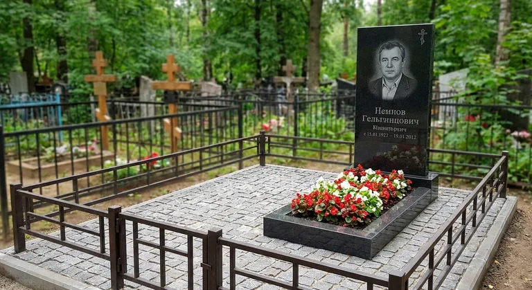 Памятник под ключ с цветником и благоустройством в Тюмени