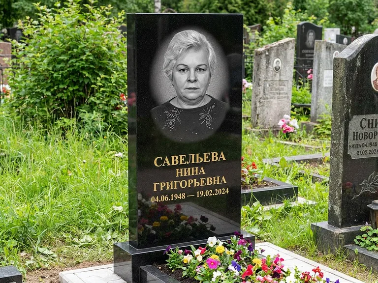 Портрет на памятнике в Тюмени — Паспортное фото восстановили и награвировали на чёрной стеле