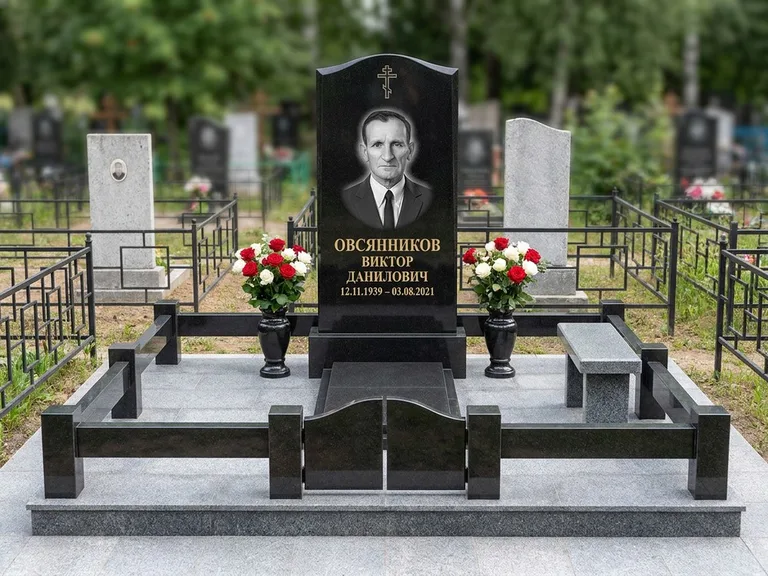 Портрет на памятнике в Тюмени — Старый снимок → гравировка на премиум-комплексе с плиткой и оградой