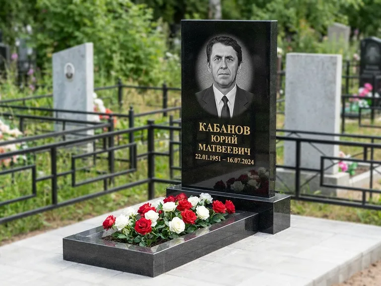 Портрет на памятнике в Тюмени — Старый снимок → гравировка на вертикальной стеле
