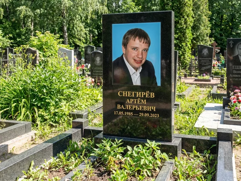 Портрет на памятнике в Тюмени — Цветное фото → прямоугольная фотокерамика на чёрном граните
