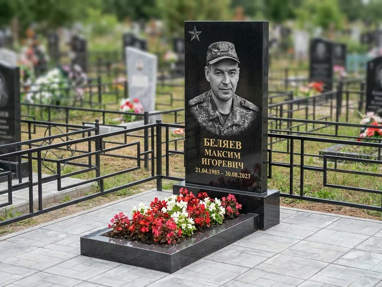 Портрет на памятнике в Тюмени — Военное фото → цветная фотокерамика, гравированная звезда