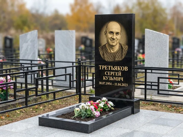 Портрет на памятнике в Тюмени — Восстановленный портрет → гравировка на вертикальной стеле