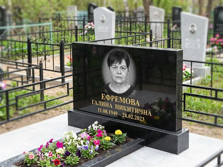 Портрет на памятнике в Тюмени — Ч/б портрет → гравировка на горизонтальном памятнике