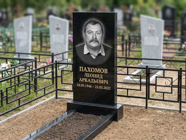 Портрет на памятнике в Тюмени — Маленькое фото → гравировка на простом бюджетном памятнике