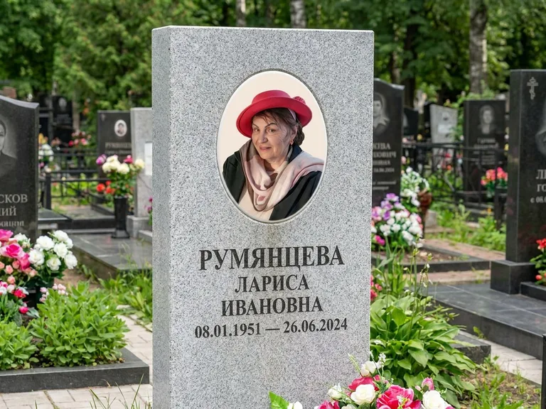 Портрет на памятнике в Тюмени — Цветной портрет → овальная фотокерамика на светлом камне