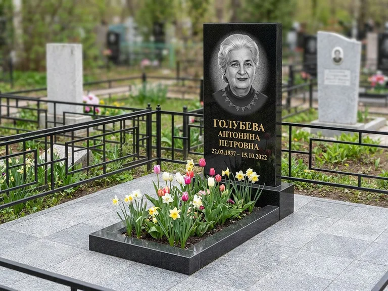 Портрет на памятнике в Тюмени — Выцветший скан восстановили и награвировали на стеле