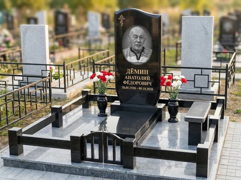 Портрет на памятнике в Тюмени — Реставрация → гравировка на премиум-комплексе
