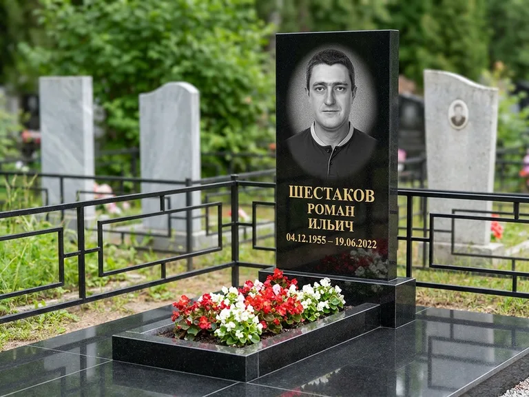Портрет на памятнике в Тюмени — Ч/б портрет → гравировка на стеле