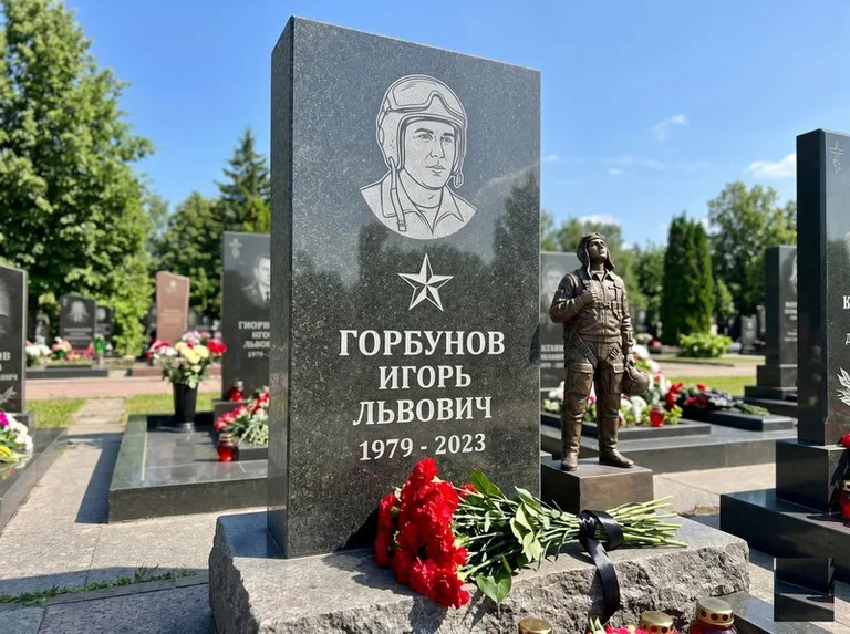 Гранитная фигура лётчика на памятнике военному со звездой в Тюмени