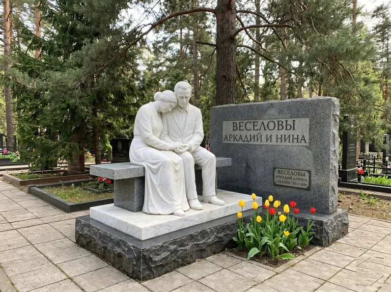 Мраморная скорбящая пара на эксклюзивном мемориале в Тюмени