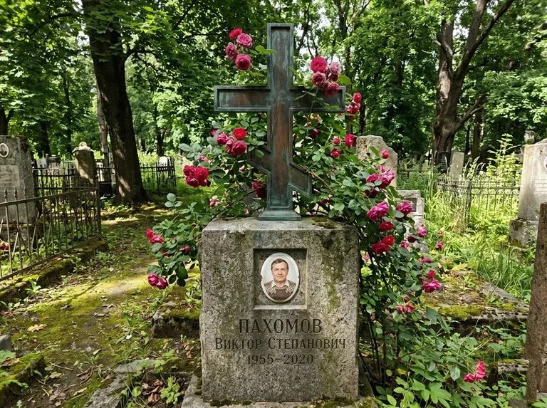 Бронзовый крест с розами на гранитной плите в Тюмени